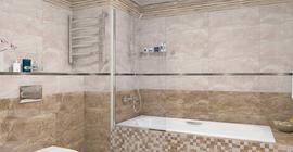 Дизайн ванной комнаты с керамической плиткой коллекции Polaris бренда Ceramica Classic