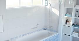 Дизайн ванной комнаты стальная ванна бренда BLB коллекции Universal размера 150x70 см.