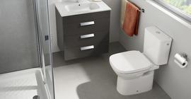 Дизайн ванной комнаты с сантехникой коллекции Debba бренда Roca, унитаз напольный, белый