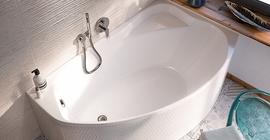 Ванная комната с акриловой асимметричной ванной бренда Kolo коллекции Agat, белого цвета